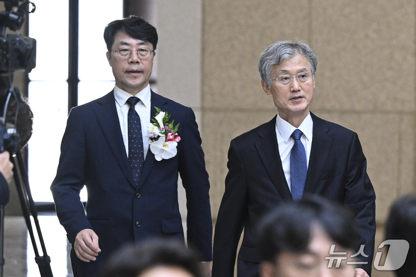 (서울=뉴스1) 이광호 기자 = 조희대 대법원장(오른쪽)과 김성수 신임 대법관이 21일 서울 서초구 대법원에서 열린 신임 대법관 취임식에 참석하고 있다. (공동취재) 2026.9. …