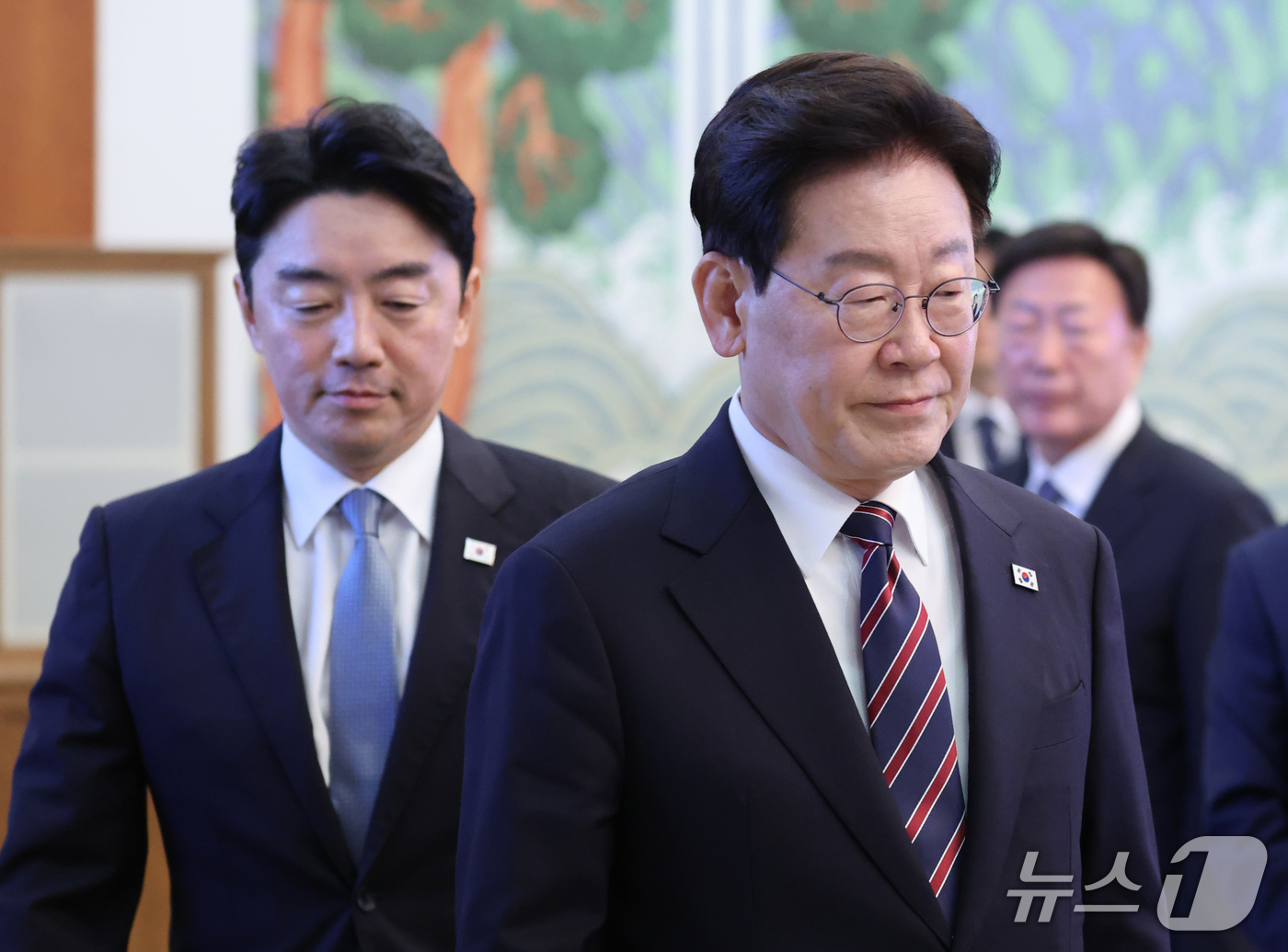 (서울=뉴스1) 이재명 기자 = 이재명 대통령이 21일 청와대에서 열린 수석보좌관회의에서 참석하고 있다. 왼쪽은 이날 오전 사의를 표명한 강훈식 비서실장. 2026.9.21/뉴스1 …