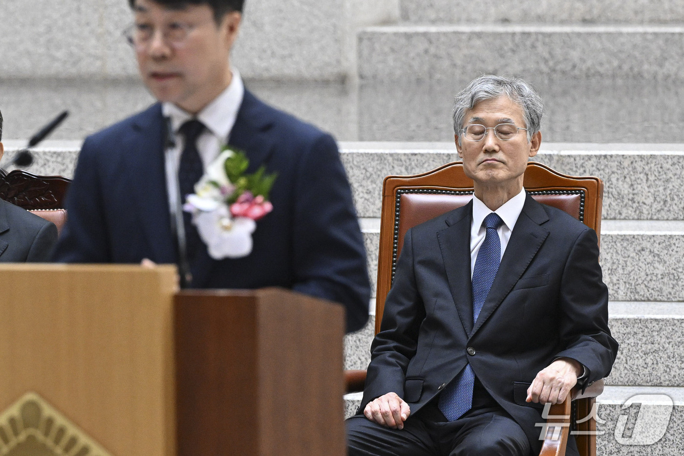 (서울=뉴스1) 이광호 기자 = 조희대 대법원장이 21일 서울 서초구 대법원에서 열린 김성수 신임 대법관 취임식에서 취임사를 경청하고 있다. 2026.9.21/뉴스1