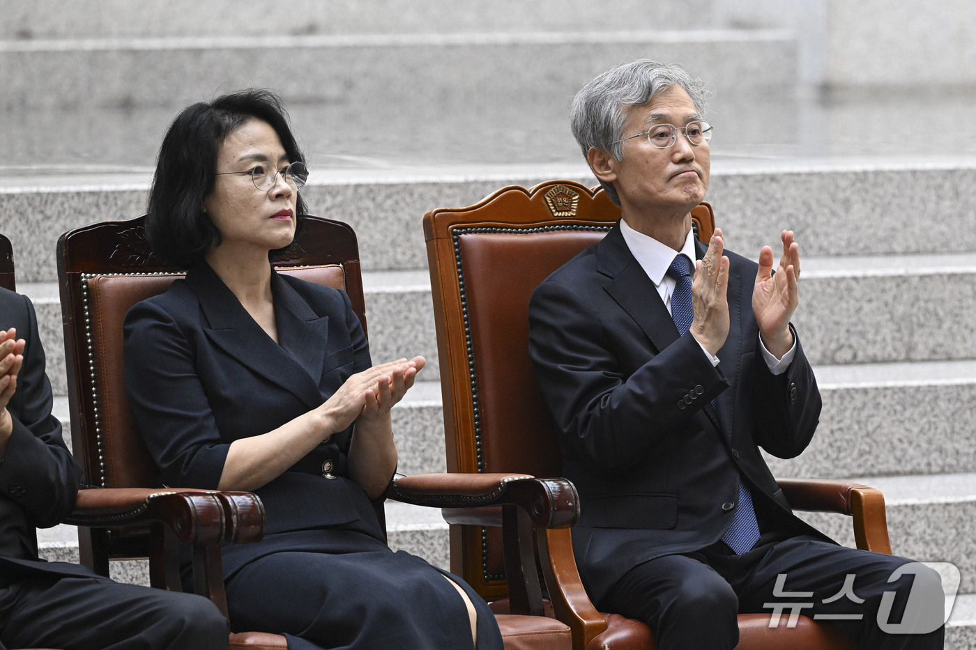 (서울=뉴스1) 이광호 기자 = 조희대 대법원장이 21일 서울 서초구 대법원에서 열린 김성수 신임 대법관 취임식에 참석해 손뼉을 치고 있다. (공동취재) 2026.9.21/뉴스1