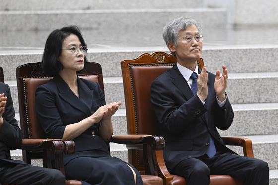 손뼉 치는 조희대 대법원장