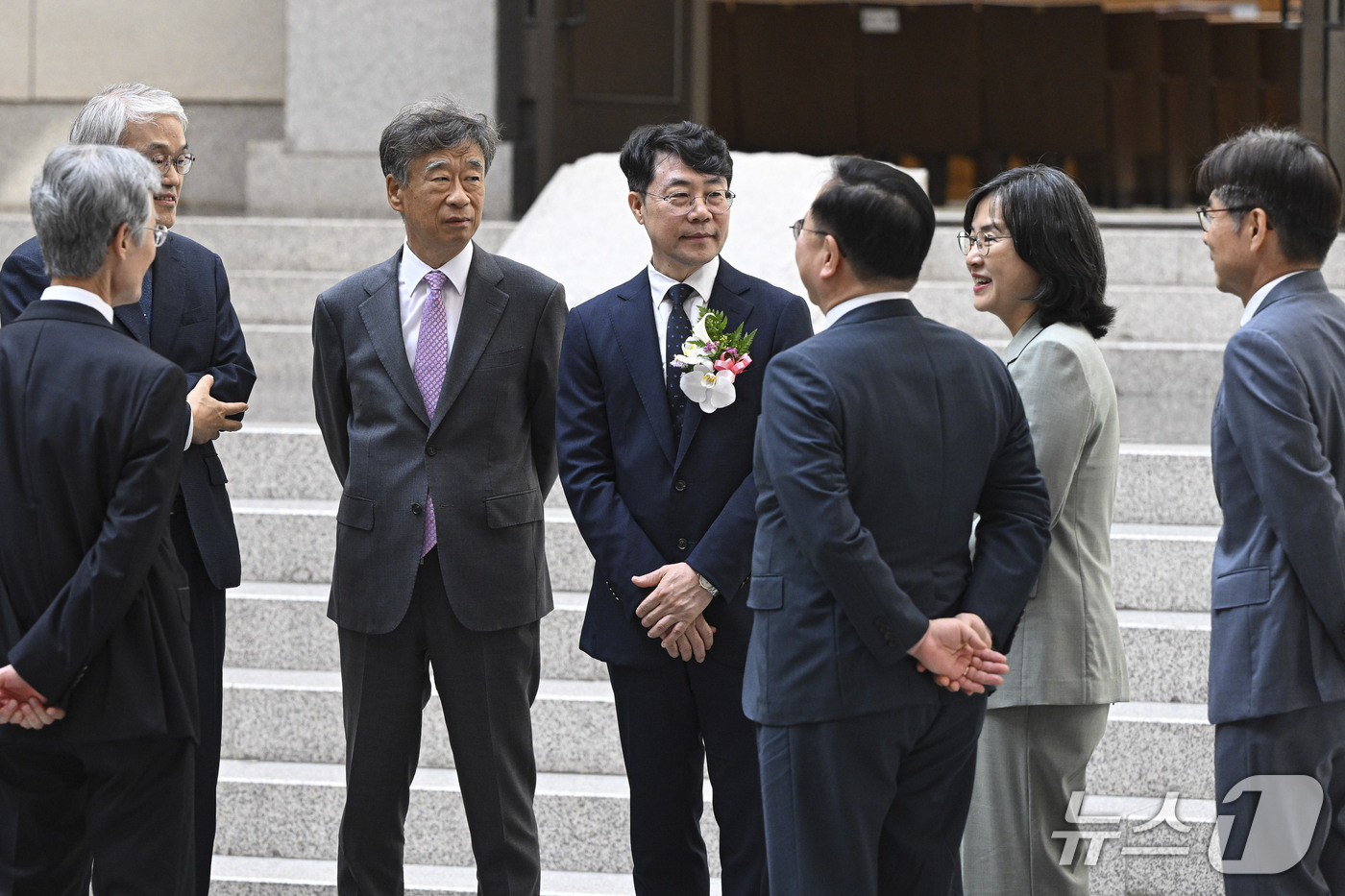 (서울=뉴스1) 이광호 기자 = 김성수 신임 대법관이 21일 서울 서초구 대법원에서 열린 신임 대법관 취임식을 마치고 참석자들과 대화하고 있다. (공동취재) 2026.9.21/뉴스 …