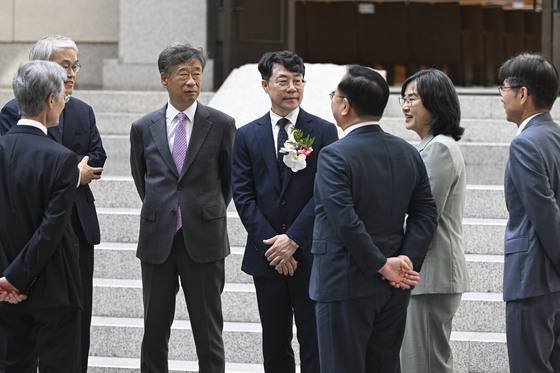 대화하는 김성수 신임 대법관