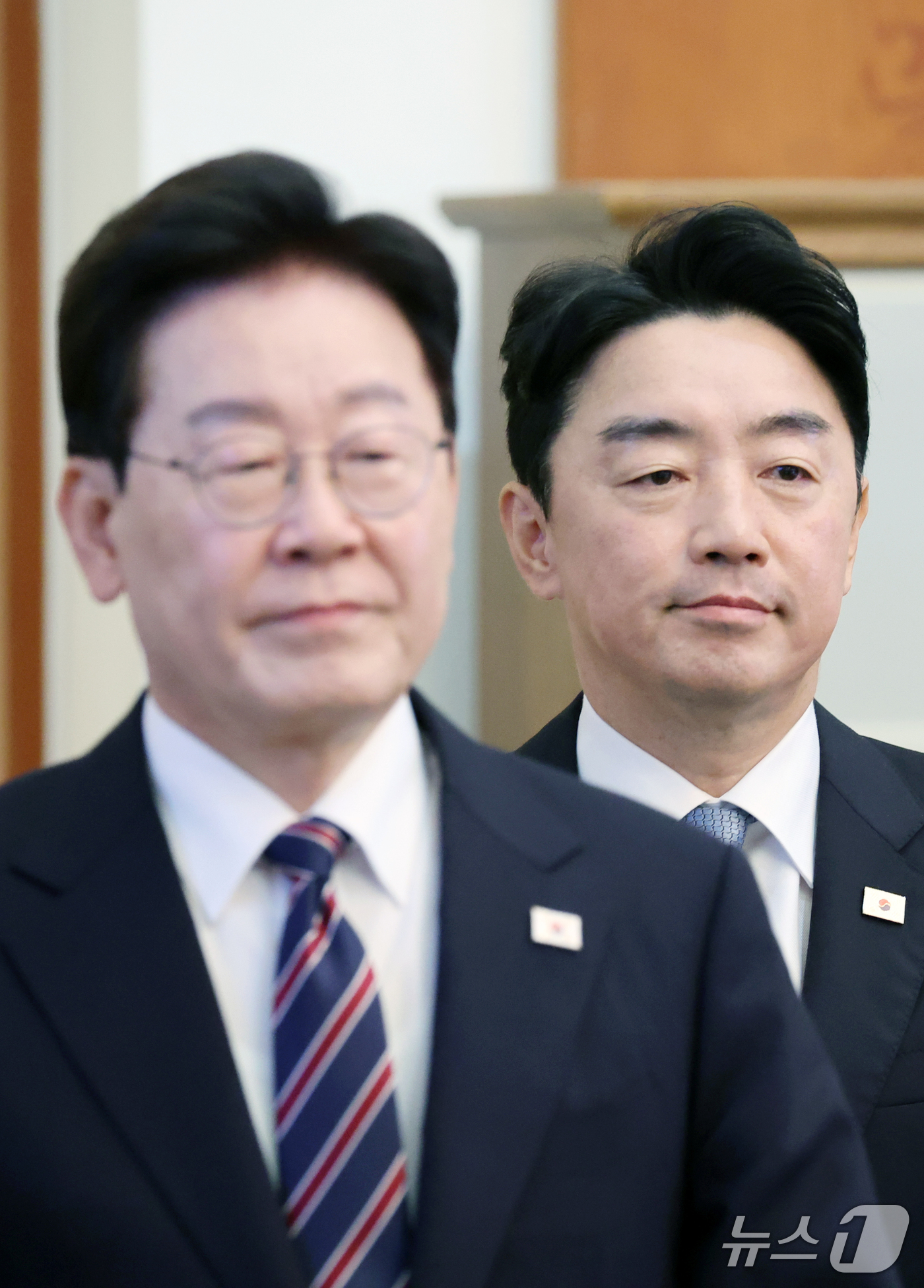 (서울=뉴스1) 이재명 기자 = 이재명 대통령과 강훈식 비서실장이 21일 청와대에서 열린 수석보좌관회의에 참석하고 있다. 이날 강 비서실장은 사의를 표명했다. 2기 개각 장관 2명 …