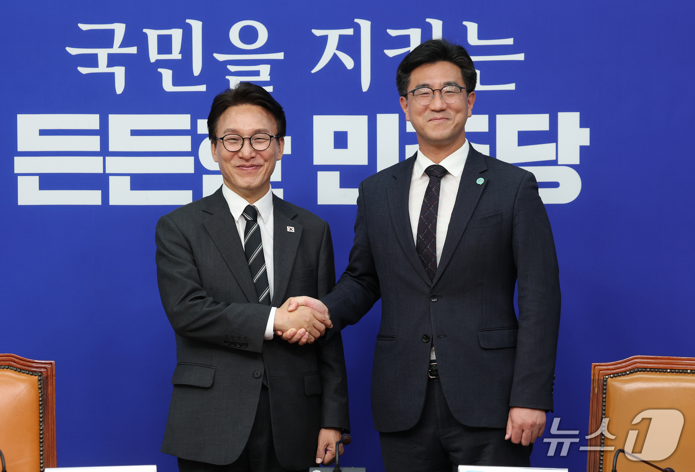 (서울=뉴스1) 오대일 기자 = 김민석 더불어민주당 대표가 21일 오후 서울 여의도 국회 당대표실에서 오준호 기본소득당 대표를 접견하며 악수를 나누고 있다.  2026.9.21/뉴 …