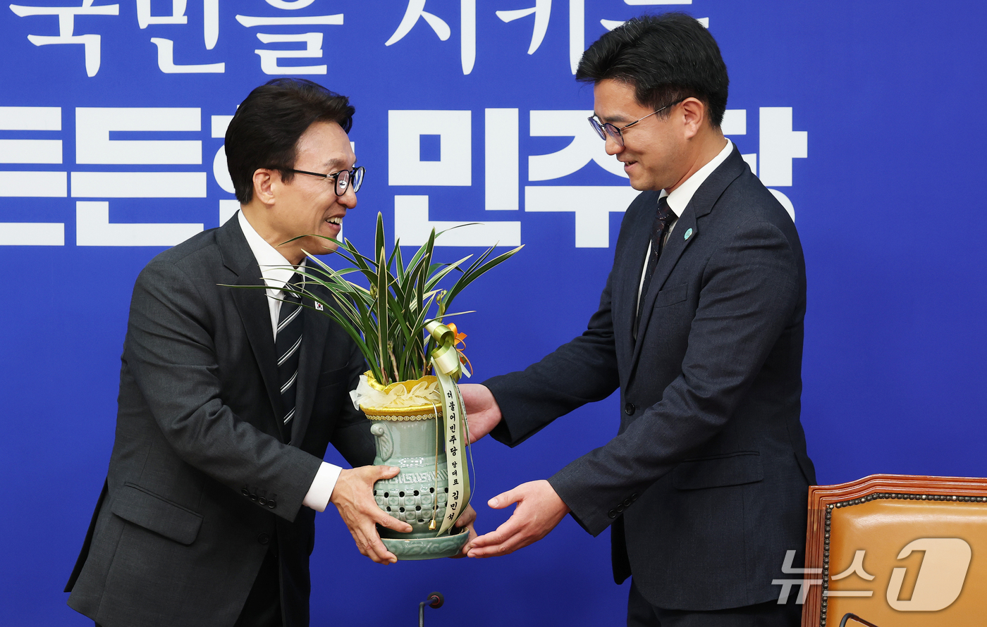 (서울=뉴스1) 오대일 기자 = 김민석 더불어민주당 대표가 21일 오후 서울 여의도 국회 당대표실에서 오준호 기본소득당 대표를 접견하며 취임 축하난을 전달하고 있다. 2026.9. …