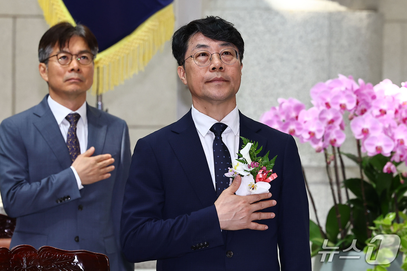(서울=뉴스1) 이광호 기자 = 김성수 신임 대법관(오른쪽)이 21일 서울 서초구 대법원에서 열린 취임식에서 국민의례 하고 있다. (공동취재) 2026.9.21/뉴스1