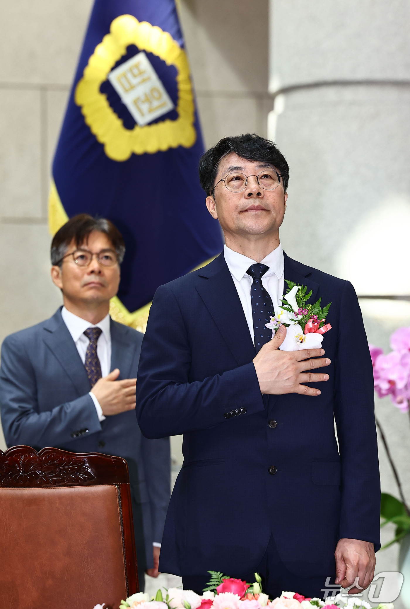 (서울=뉴스1) 이광호 기자 = 김성수 신임 대법관(오른쪽)이 21일 서울 서초구 대법원에서 열린 취임식에서 국민의례 하고 있다. (공동취쟤) 2026.9.21/뉴스1