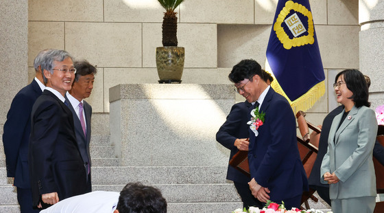 대화하는 조희대 대법원장과 김성수 신임 대법관