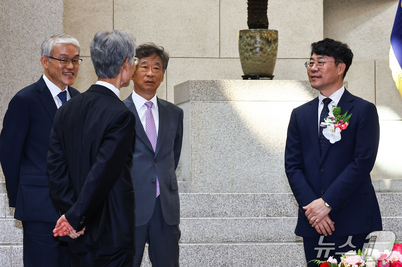 (서울=뉴스1) 이광호 기자 = 조희대 대법원장(왼쪽 두번째)과 김성수 신임 대법관(오른쪽)이 21일 서울 서초구 대법원에서 열린 대법관 취임식을 마친 뒤 대화하고 있다. (공동취 …