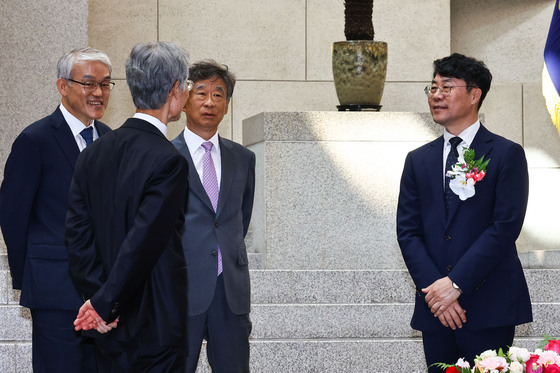 대화하는 조희대 대법원장과 김성수 신임 대법관