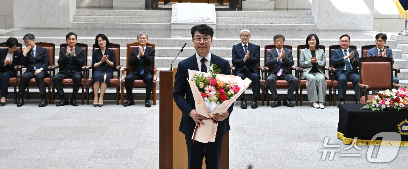 (서울=뉴스1) 이광호 기자 = 김성수 신임 대법관이 21일 오후 서울 서초구 대법원에서 열린 취임식에서 꽃다발을 들고 기념촬영을 하고 있다. (공동취재) 2026.9.21/뉴스1 …
