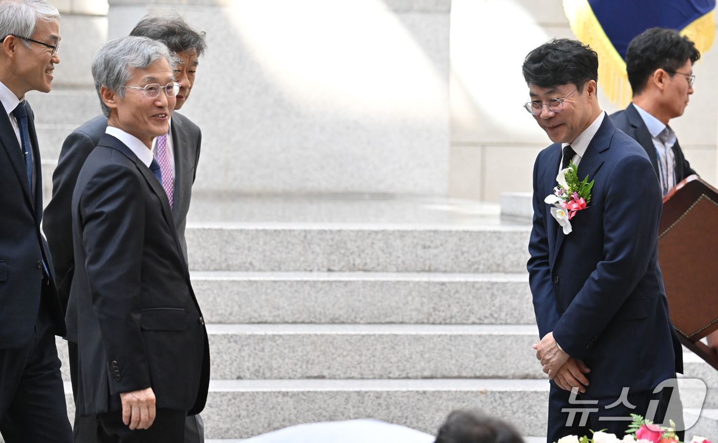 (서울=뉴스1) 이광호 기자 = 조희대(왼쪽) 대법원장과 김성수 신임 대법관이 21일 오후 서울 서초구 대법원에서 열린 대법관 취임식에서 대화를 나누고 있다. (공동취재) 2026 …