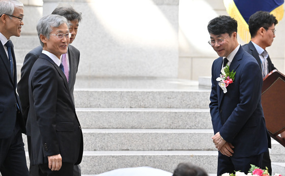 대화하는 조희대 대법원장과 김성수 신임 대법관