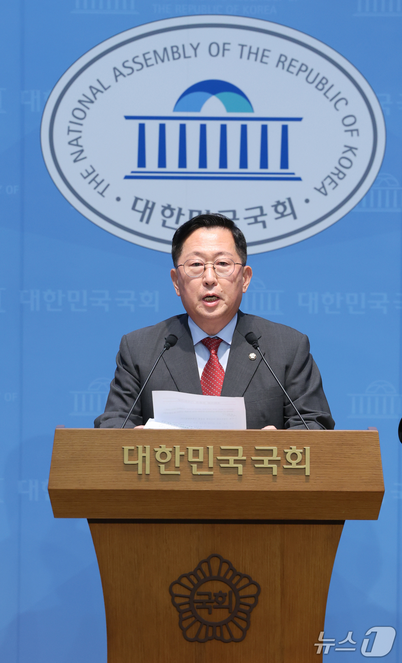 (서울=뉴스1) 황기선 기자 = 유용원 국민의힘 의원이 21일 오후 서울 여의도 소통관에서 육군 25사단 DMZ 작전 중 지뢰 폭발 추정 사고 관련 기자회견을 하고 있다. 2026 …