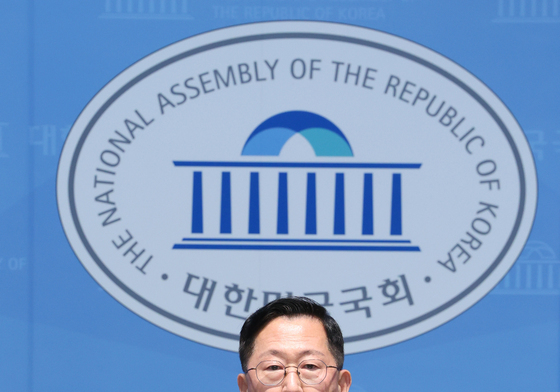 DMZ 지뢰 폭발 추정 사고 관련 기자회견하는 유용원 의원