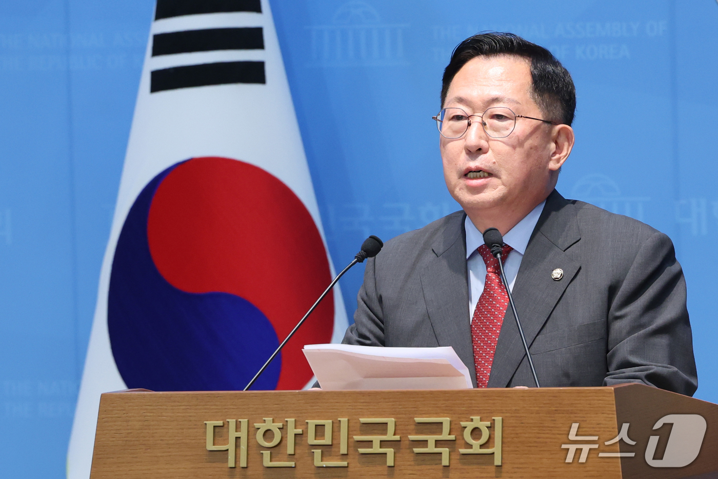 (서울=뉴스1) 황기선 기자 = 유용원 국민의힘 의원이 21일 오후 서울 여의도 소통관에서 육군 25사단 DMZ 작전 중 지뢰 폭발 추정 사고 관련 기자회견을 하고 있다. 2026 …