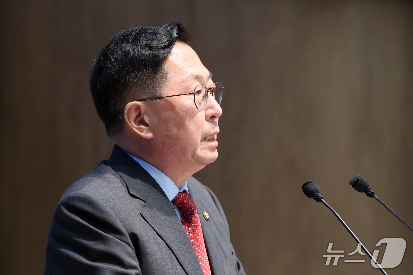(서울=뉴스1) 황기선 기자 = 유용원 국민의힘 의원이 21일 오후 서울 여의도 소통관에서 육군 25사단 DMZ 작전 중 지뢰 폭발 추정 사고 관련 기자회견을 하고 있다. 2026 …