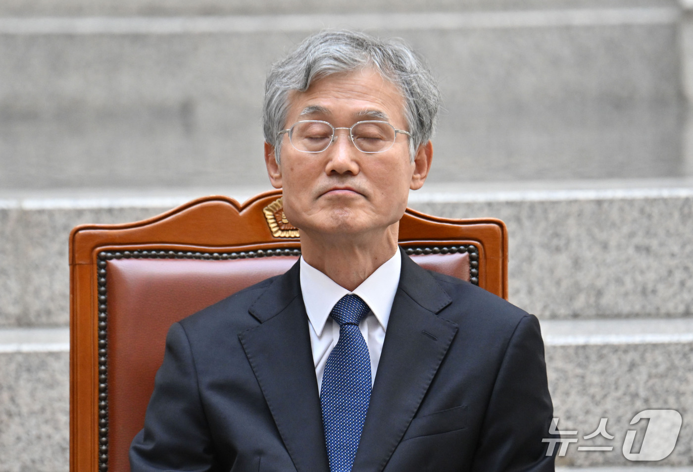 (서울=뉴스1) 이광호 기자 = 조희대 대법원장이 21일 오후 서울 서초구 대법원에서 열린 김성수 대법관 취임식에서 생각에 잠겨 있다. (공동취재) 2026.9.21/뉴스1