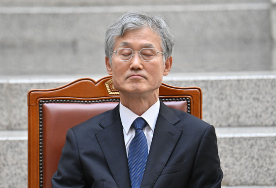 생각에 잠긴 조희대 대법원장
