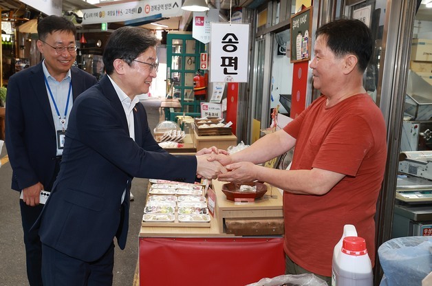 이억원 "소상공인 부담 던다"…통인시장 찾아 맞춤형 금융지원 강조