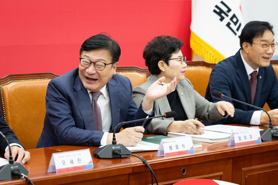 밝게 웃는 정점식 원내대표