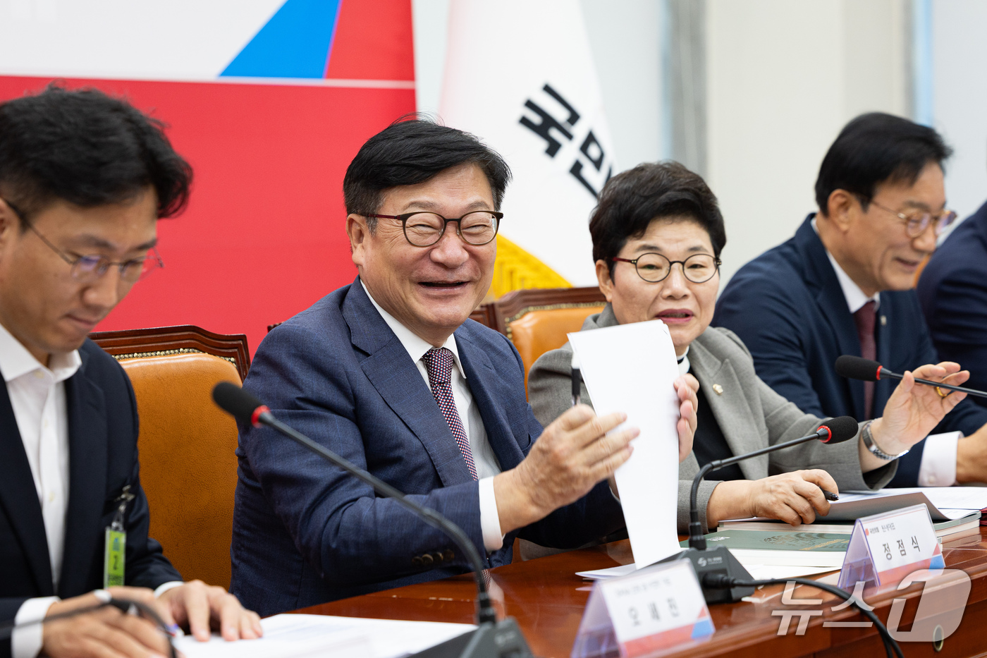 (서울=뉴스1) 유승관 기자 = 정점식 국민의힘 원내대표가 21일 서울 여의도 국회에서 열린 디지털자산 과세제도 개선 정책간담회에서 참석자들과 대화하며 미소 짓고 있다. 2026. …