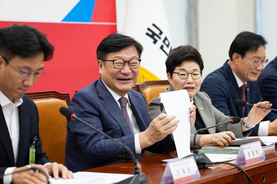 미소 짓는 정점식 국민의힘 원내대표