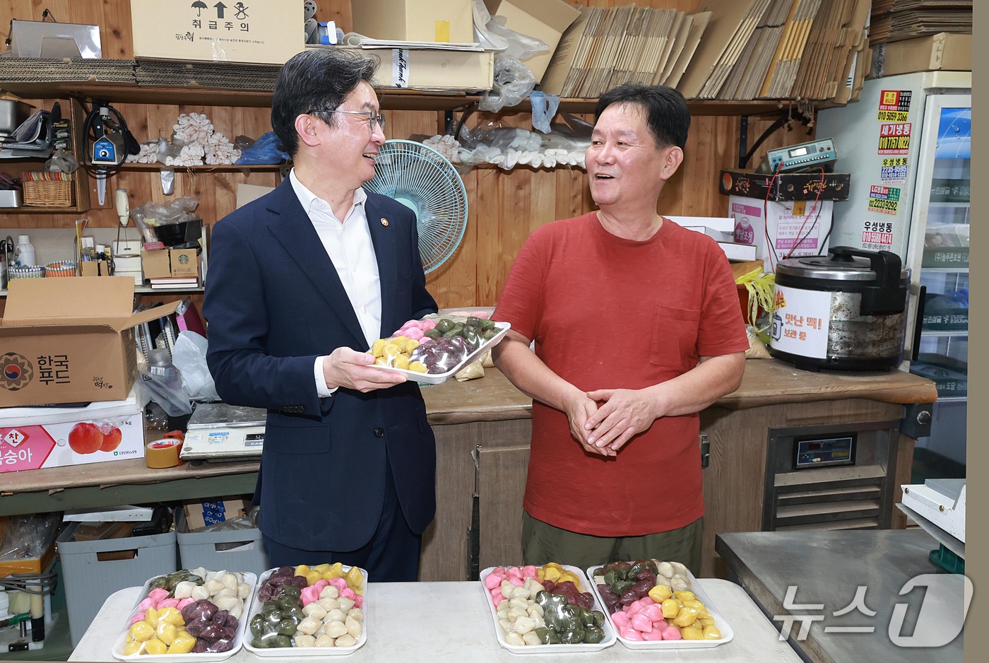 (서울=뉴스1) = 이억원 금융위원장(왼쪽)이 추석 명절을 앞둔 21일 오후 서울 종로구 통인시장을 방문, 상품을 구매하며 상인들과 대화를 나누고 있다. (금융위원회 제공. 재판매 …