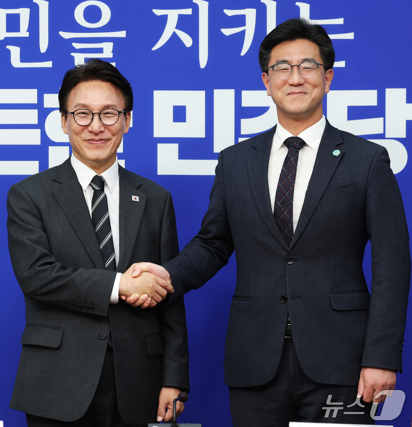 (서울=뉴스1) 오대일 기자 = 김민석 더불어민주당 대표가 21일 오후 서울 여의도 국회 당대표실에서 오준호 기본소득당 대표를 접견하며 악수를 나누고 있다. 2026.9.21/뉴스 …