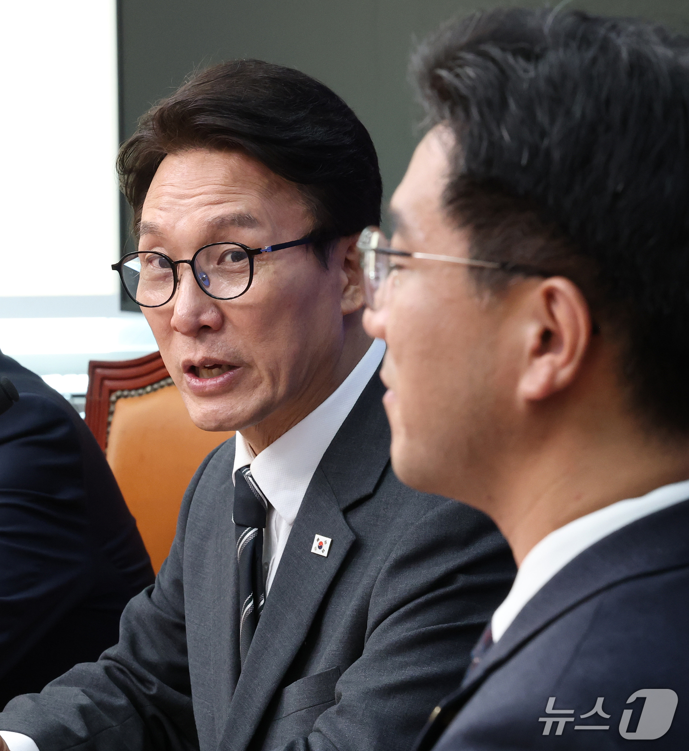 (서울=뉴스1) 오대일 기자 = 김민석 더불어민주당 대표가 21일 오후 서울 여의도 국회 당대표실에서 오준호 기본소득당 대표를 접견하며 인사말을 하고 있다. 2026.9.21/뉴스 …