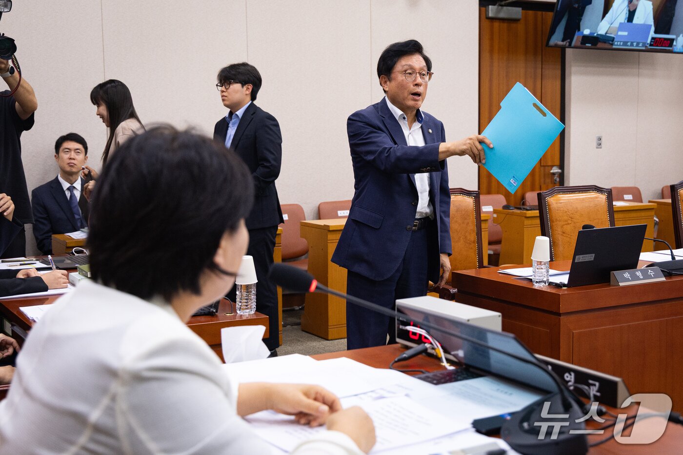 본문 이미지 - 국회 법제사법위원회 박형수 국민의힘 간사가 21일 서울 여의도 국회에서 열린 제439회 국회(정기회) 법제사법위원회 제7차 전체회의에서 조희대 대법원장 국정감사 증인 채택과 관련해 항의하며 퇴장하고 있다. 이날 국민의힘 위원들은 조희대 대법원장 국정감사 증인 채택에 반발해 박형수 간사 외 회의에 불참했고, 법사위는 기관증인들만 채택 후 일반증인 등은 추후 논의하기로 의결했다. 최길수 특별감찰관 후보자에 대한 인사청문보고서 역시 야당의 반대 의견으로 채택하지 못하고 다음 회의에서 논의하기로 했다. 2026.9.21 ⓒ 뉴스1 유승관 기자