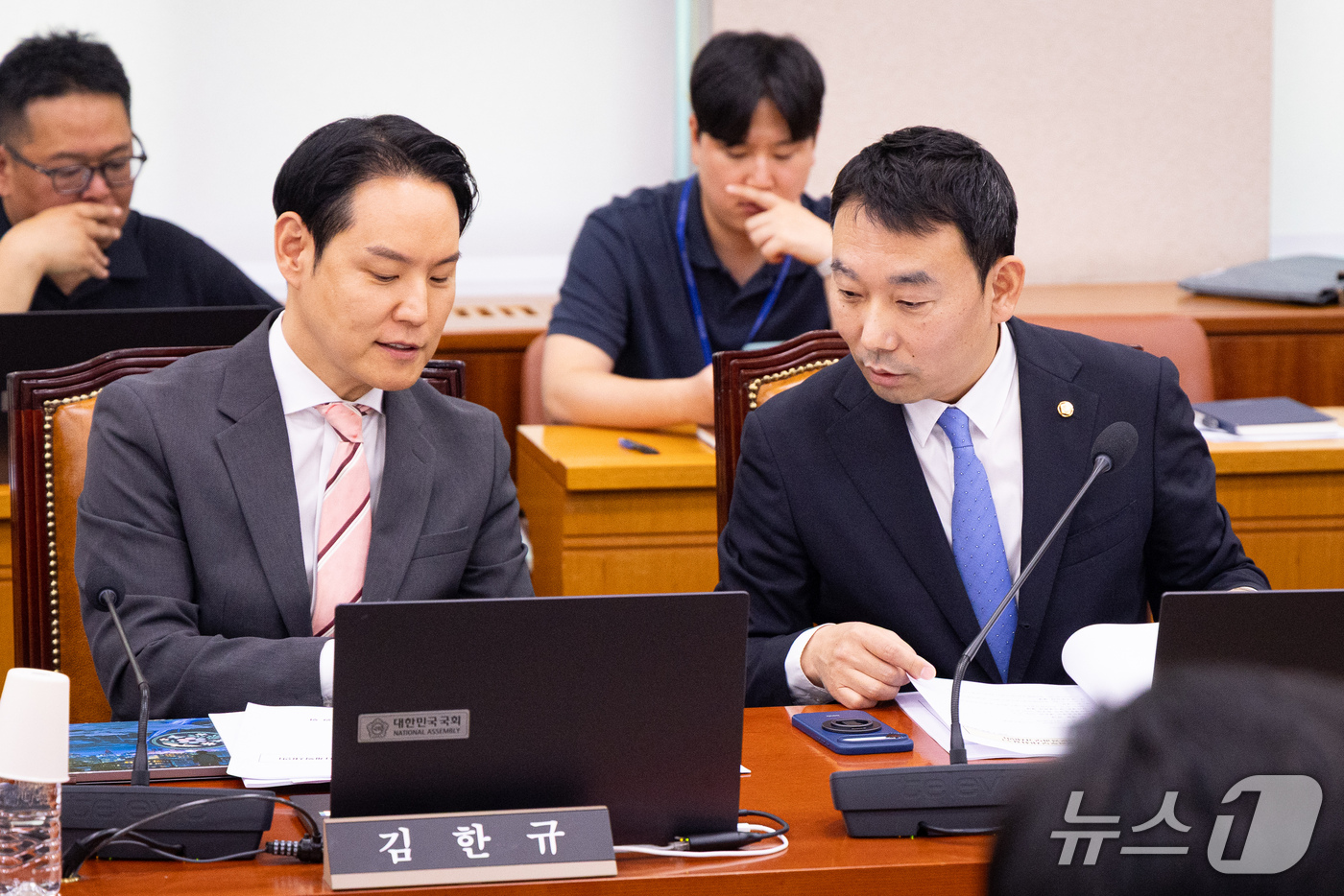 (서울=뉴스1) 유승관 기자 = 더불어민주당 김용민(오른쪽), 김한규 의원이 21일 서울 여의도 국회에서 열린 제439회 국회(정기회) 법제사법위원회 제7차 전체회의에서 대화하고 …