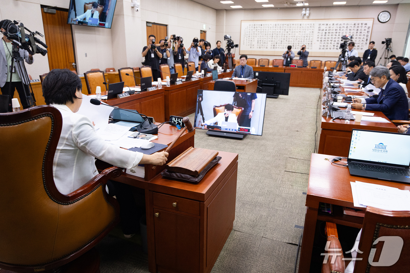 (서울=뉴스1) 유승관 기자 = 서영교 국회 법제사법위원장이 21일 서울 여의도 국회에서 열린 제439회 국회(정기회) 법제사법위원회 제7차 전체회의에서 의사봉을 두드리고 있다.이 …
