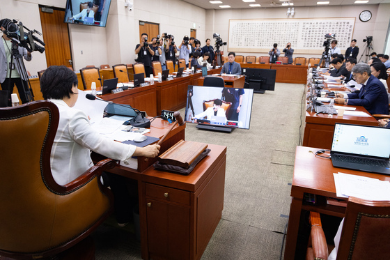 국민의힘 불참 속 의사봉 두드리는 서영교 법사위원장