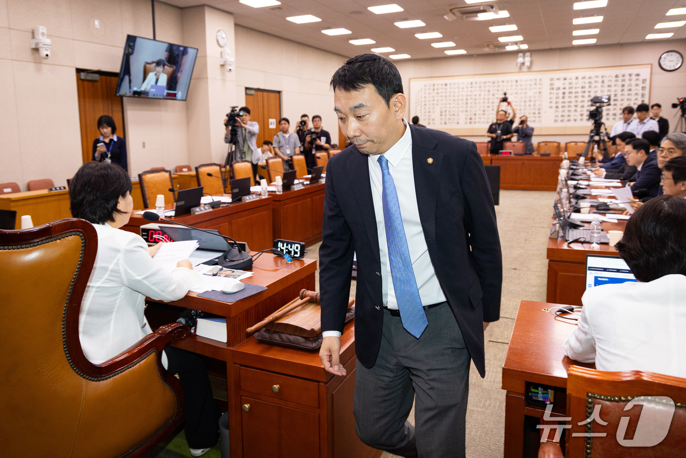 (서울=뉴스1) 유승관 기자 = 김용민 더불어민주당 의원이 21일 서울 여의도 국회에서 열린 제439회 국회(정기회) 법제사법위원회 제7차 전체회의에서 회의장을 나서고 있다.이날 …