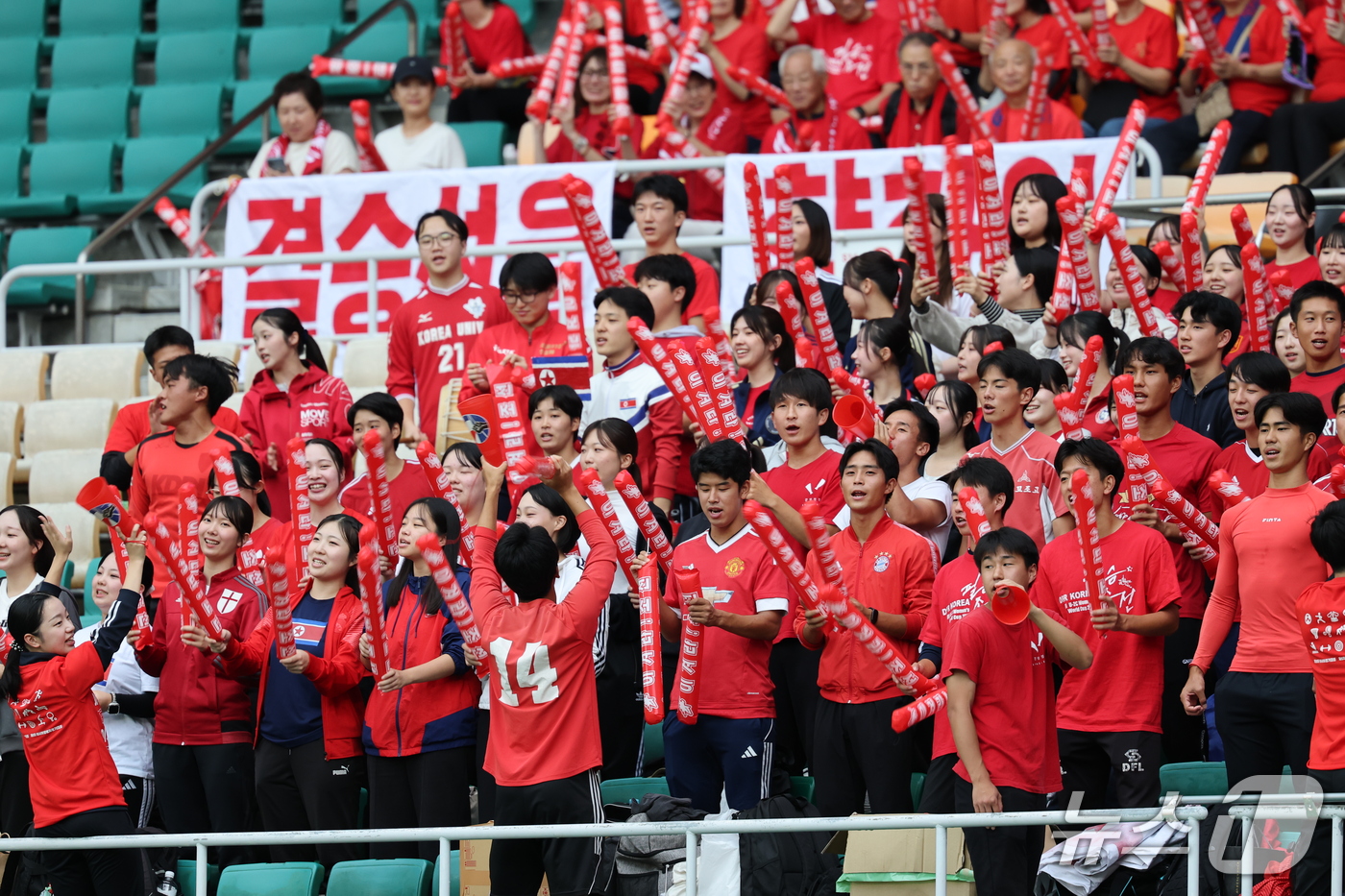 (시즈오카=뉴스1) 안은나 기자 = 21일 일본 시즈오카 스타디움 에코파에서 열린 2026 아이치·나고야 아시안게임 조별예선 F조 대한민국과 북한의 경기를 찾은 북한 응원단이 열띤 …
