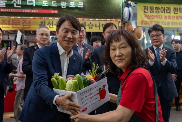 KB손보, 추석 맞아 전통시장서 사랑나눔…취약계층 지원