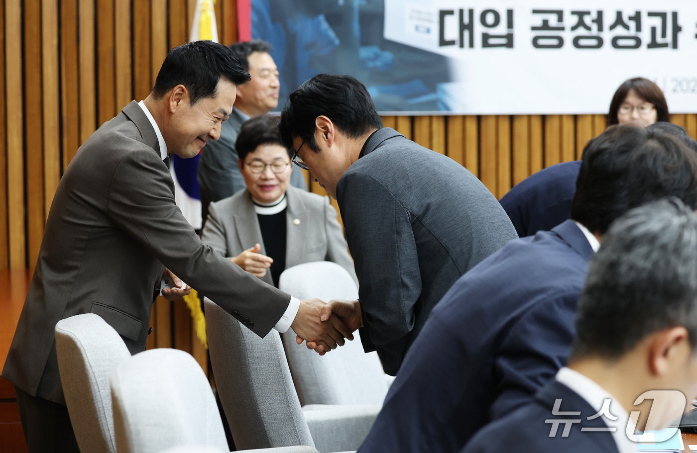 (서울=뉴스1) 오대일 기자 = 장동혁 국민의힘 대표가 21일 오후 서울 여의도 국회에서 열린 2027학년도 수시 원서접수 먹통사태, 대입 공정성과 수험생 보호를 위한 긴급 간담회 …
