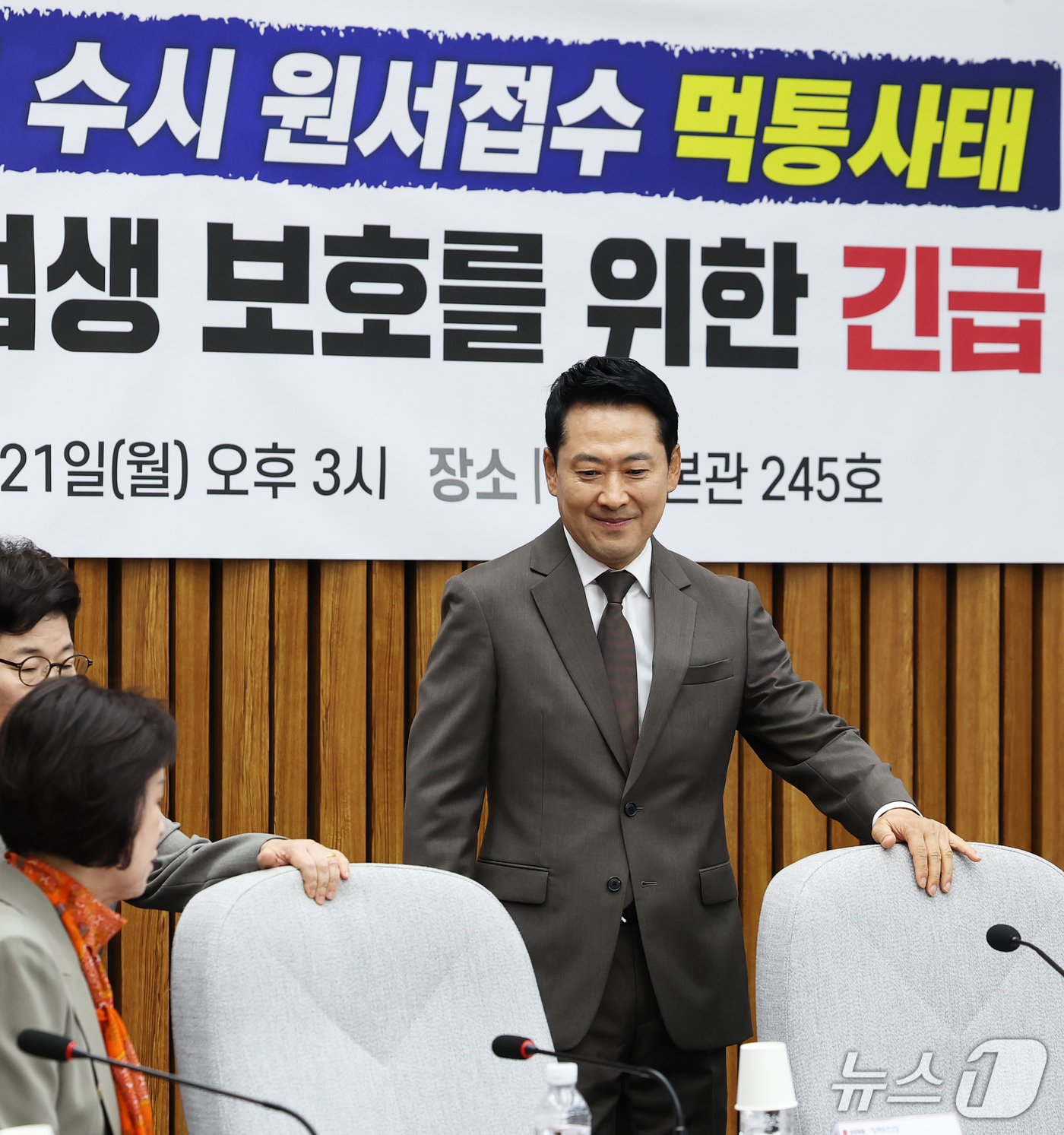 (서울=뉴스1) 오대일 기자 = 장동혁 국민의힘 대표가 21일 오후 서울 여의도 국회에서 열린 2027학년도 수시 원서접수 먹통사태, 대입 공정성과 수험생 보호를 위한 긴급 간담회 …