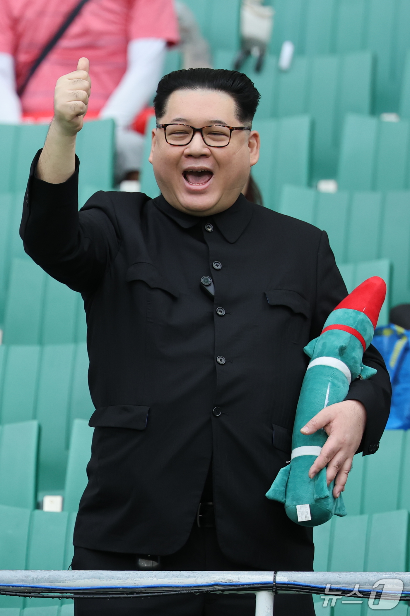 (시즈오카=뉴스1) 안은나 기자 = 21일 일본 시즈오카 스타디움 에코파에서 열린 2026 아이치·나고야 아시안게임 조별예선 F조 대한민국과 북한의 경기를 찾은 중국계 정치활동가 …