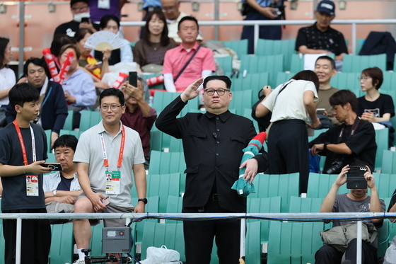 중국계 정치활동가 '하워드X', 남북전 찾아 로켓 들고 경례