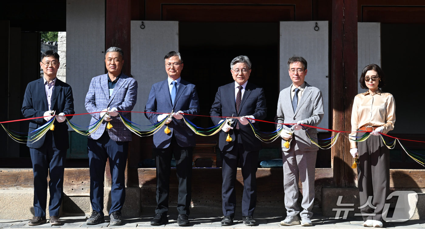 (서울=뉴스1) = 21일 오후 서울 종로구 창덕궁에서 열린 ‘성정각, 왕세자의 하루’ 행사 개막식에서 허민 국가유산청장 등 참석자들이 테이프 커팅을 하고 있다.국가유산청은 오는 …