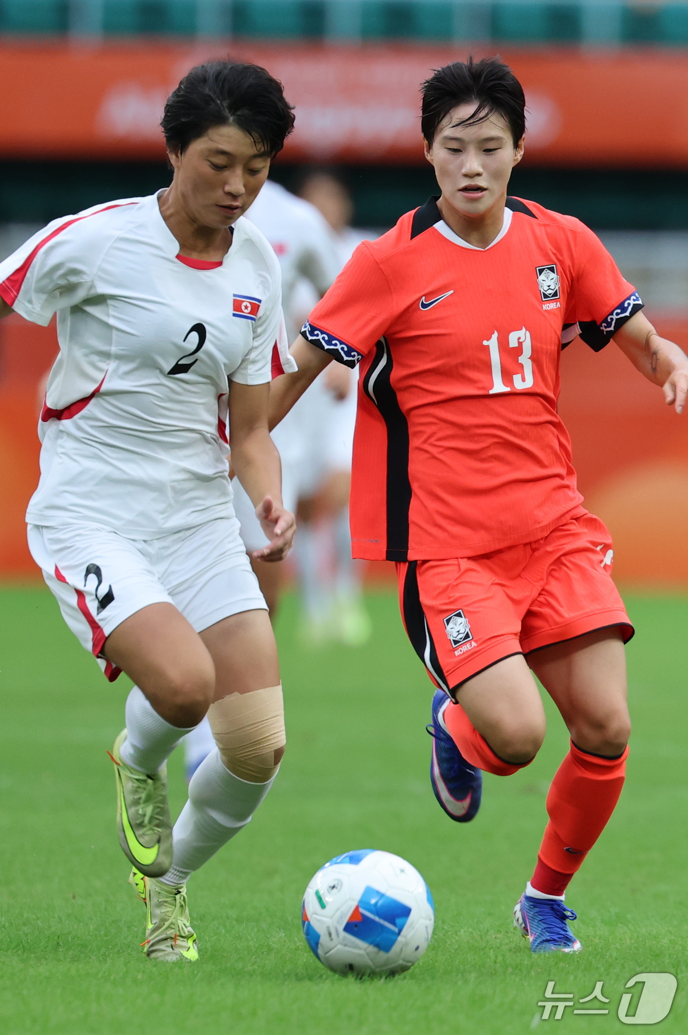 (시즈오카=뉴스1) 안은나 기자 = 21일 일본 시즈오카 스타디움 에코파에서 열린 2026 아이치·나고야 아시안게임 조별예선 F조 대한민국과 북한의 경기, 대한민국 현슬기와 북한 …
