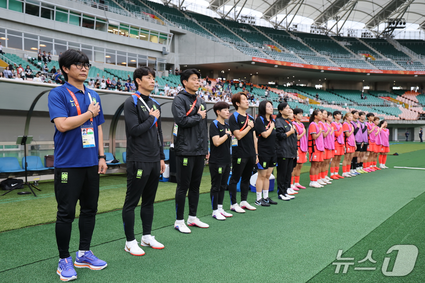 (시즈오카=뉴스1) 안은나 기자 = 21일 일본 시즈오카 스타디움 에코파에서 열린 2026 아이치·나고야 아시안게임 조별예선 F조 대한민국과 북한의 경기, 신상우 감독을 비롯한 코 …