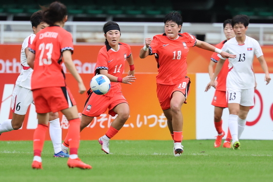치열한 경기 펼치는 남북 여자 축구 대표팀
