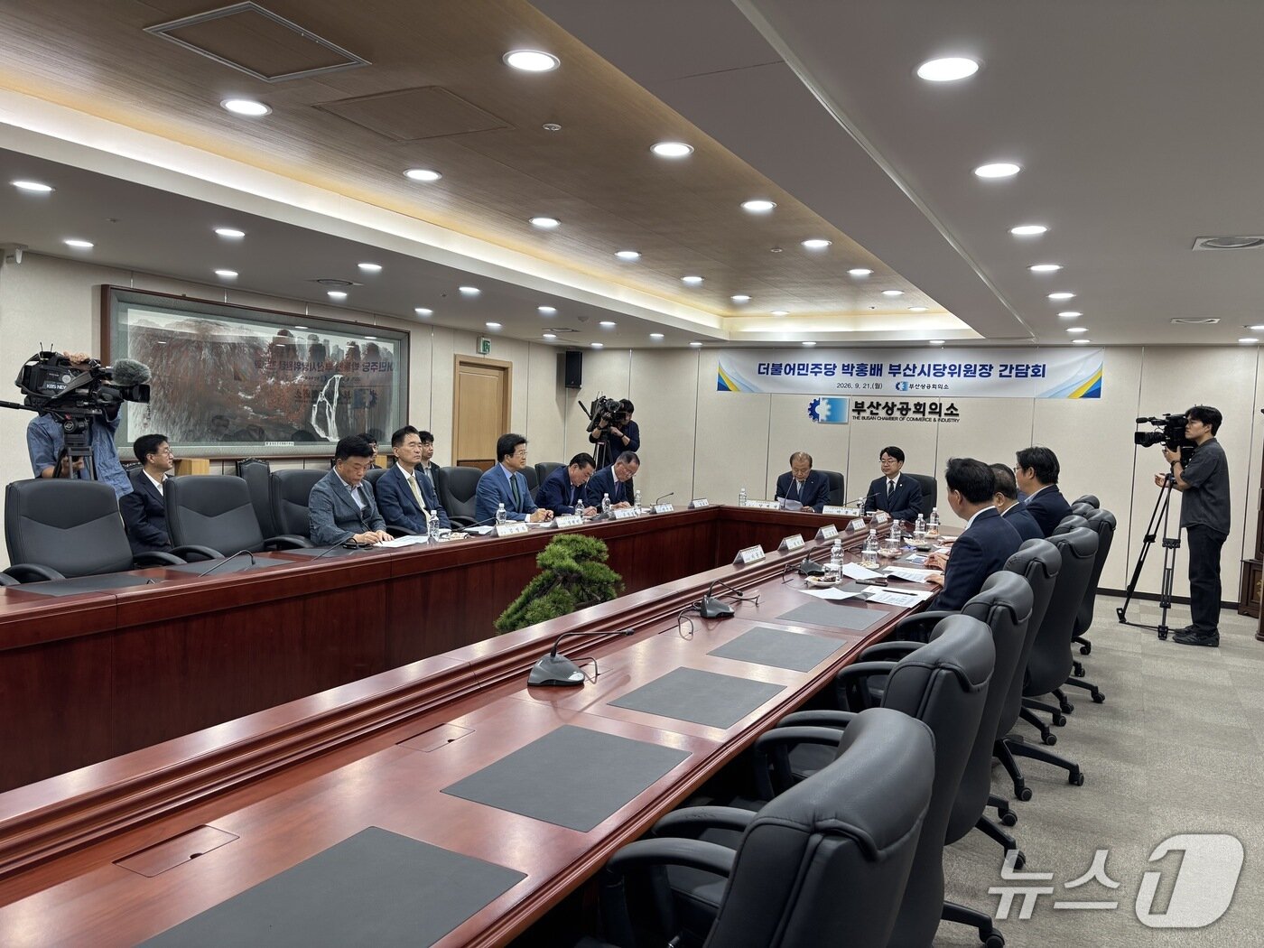 본문 이미지 - 21일 진행된 박홍배 더불어민주당 부산시당위원장 및 부산 지역 상공인 간담회 모습 2026.9.8 ⓒ 뉴스1 홍윤 기자