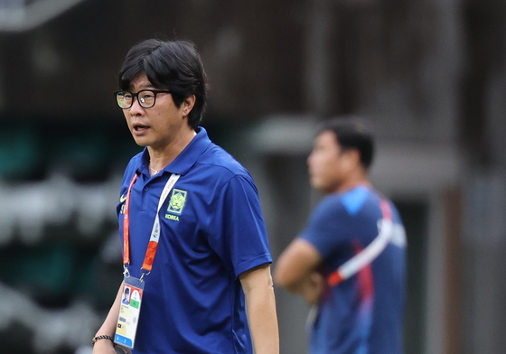 작전 지시하는 대한민국 여자축구대표팀 신상우 감독