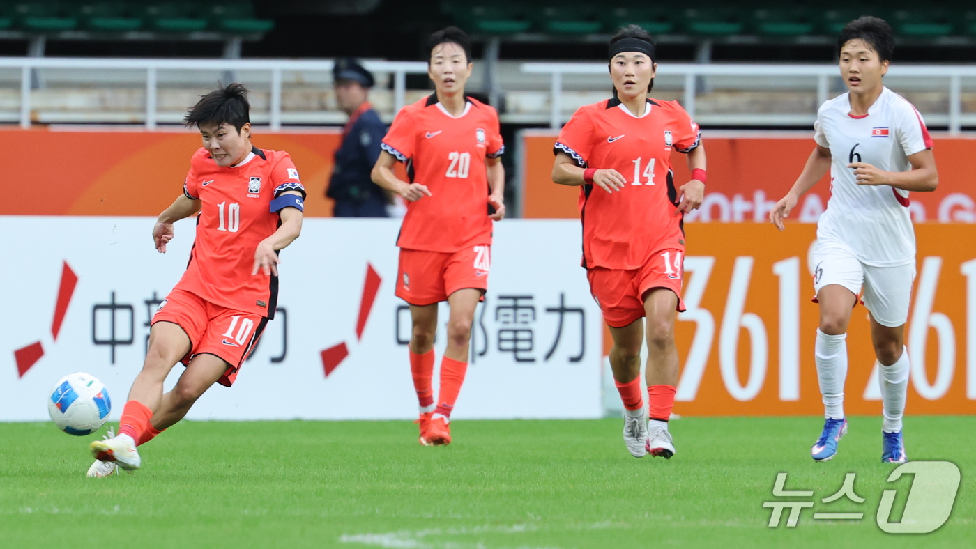 (시즈오카=뉴스1) 안은나 기자 = 21일 일본 시즈오카 스타디움 에코파에서 열린 2026 아이치·나고야 아시안게임 조별예선 F조 대한민국과 북한의 경기, 대한민국 지소연이 드리블 …