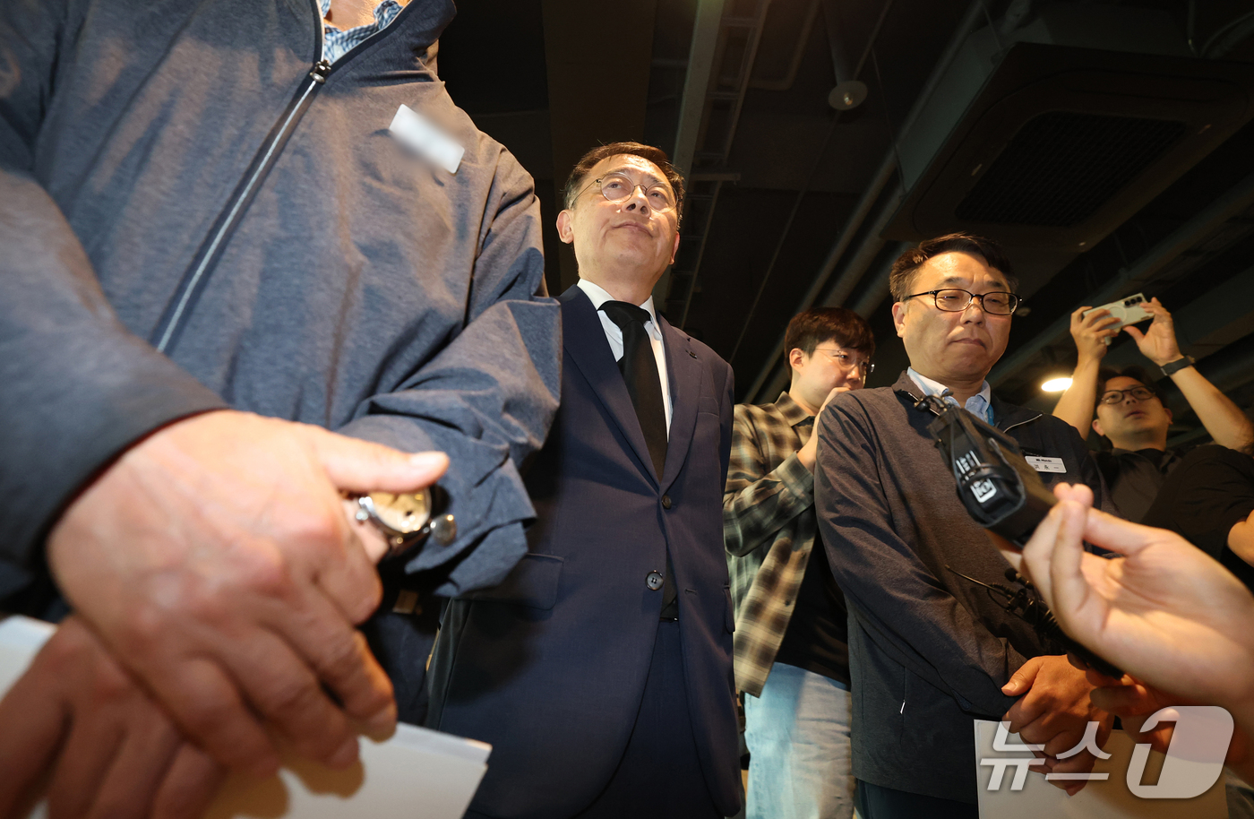 (성남=뉴스1) 김영운 기자 = 조성현 HL만도 부회장이 21일 경기 성남시 분당구 HL만도 판교 사옥에서 열린 'HL만도 고(故) 김승모씨 사망 사건 관련 사과 성명 및 종합 안 …